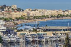 Dans le classement des rues les plus chères, Cannes arrive après la capitale avec son Boulevard de la Croisette. © StockByM - Getty images